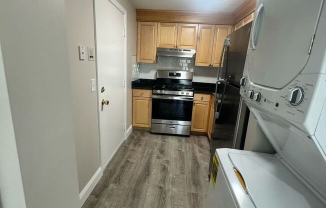 2 beds, 1 bath, 680 sqft, $2,350, Unit 25-32