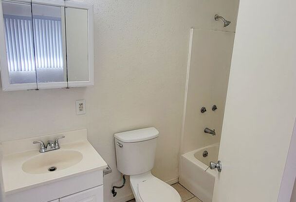 Studio, 1 bath, 400 sqft, $1,350, Unit 40