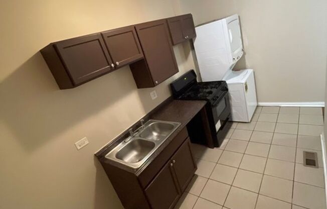 2 beds, 1 bath, $1,450, Unit 1639#1E