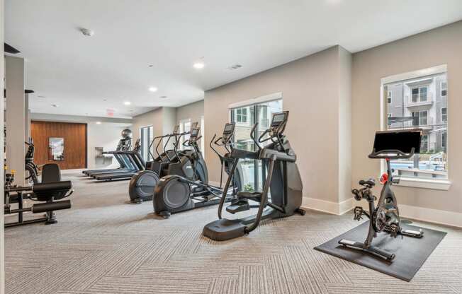 the gym at the landing at pullman apartments in pullman