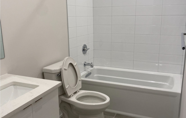 2 beds, 1 bath, 820 sqft, $2,220, Unit A202