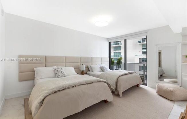 2 beds, 2 baths, 1,038 sqft, $5,200, Unit 488 NE 18th St # 909
