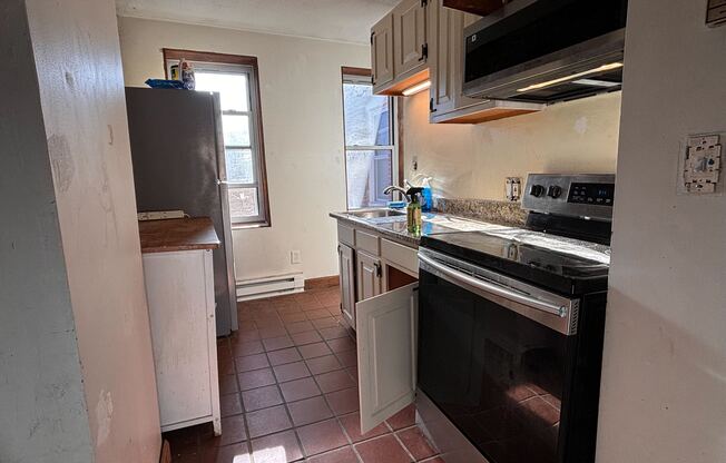 2 beds, 1 bath, $3,000, Unit 12