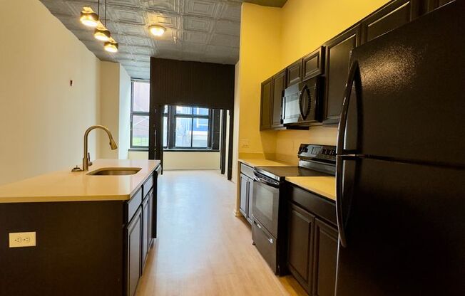 Studio, 1 bath, 899 sqft, $1,360, Unit 413 Unit 102