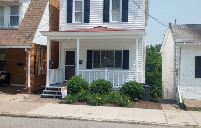 Large House with A/C, deck, updated kitchen, laundry, pet friendly