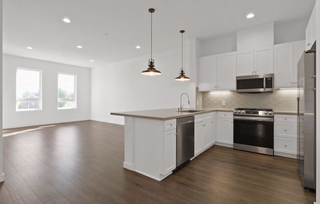 1 bed, 2 baths, 748 sqft, $5,100, Unit #101