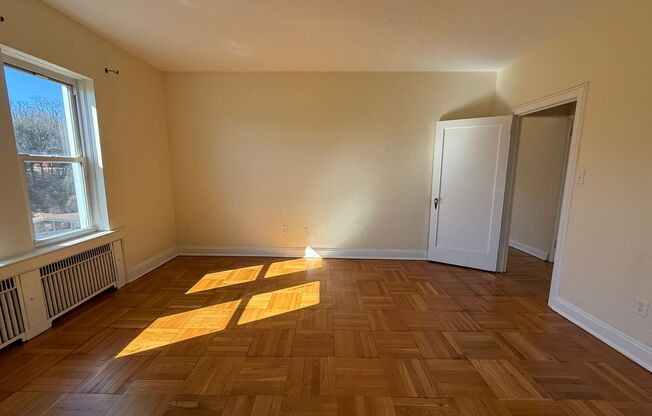 1 bed, 1 bath, 803 sqft, $2,450, Unit Royal York 1106