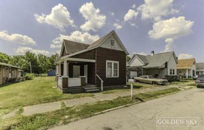 1109 E 8 ST