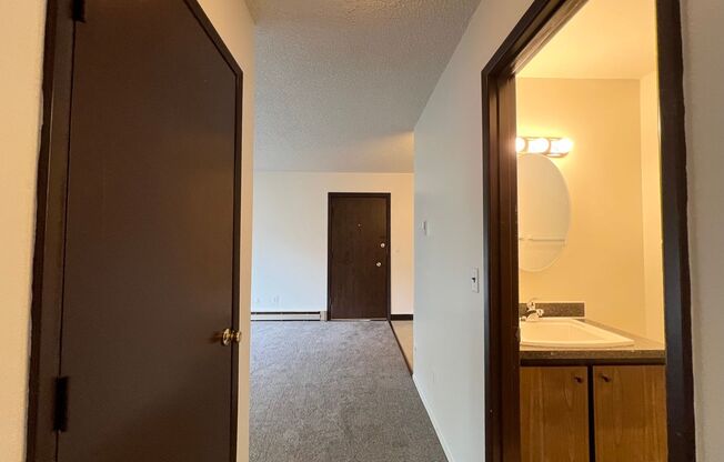 2 beds, 1 bath, 700 sqft, $1,275, Unit 415