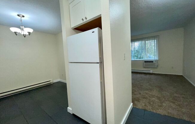 **FREE 1/2 MONTH'S RENT**Top Floor NOPO Apartment with A/C-1 Assigned Off Street Parking Space- Fur Babies Welcome!