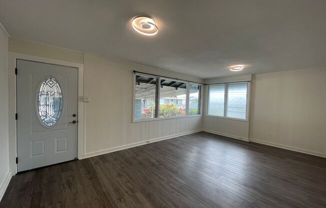 Renovated 3 bedrooms, 2 baths unit (Duplex) w/2 open parking stalls - Avail now