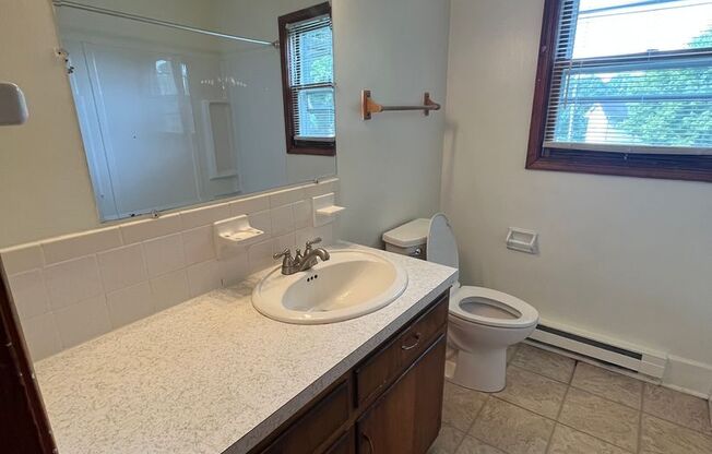 2 beds, 1 bath, 903 sqft, $1,140, Unit H-3