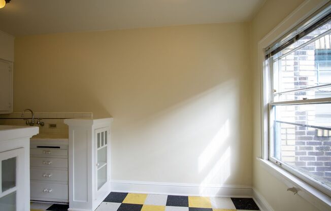 Charming Top Floor Studio in Central NE Location!
