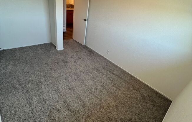 2 beds, 1 bath, 950 sqft, $2,000, Unit #11