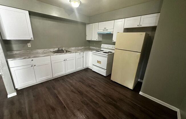 3 beds, 1 bath, 910 sqft, $1,800, Unit A