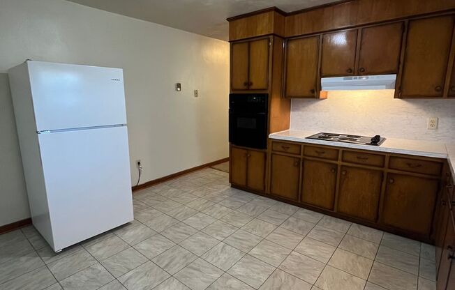 2 beds, 1 bath, 903 sqft, $1,150, Unit I-1