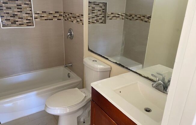 2 beds, 1 bath, 700 sqft, $2,295, Unit H1