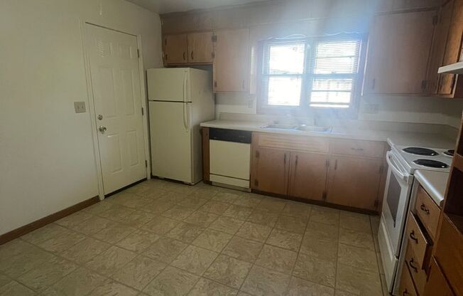 2 beds, 1 bath, 903 sqft, $1,290, Unit D-2