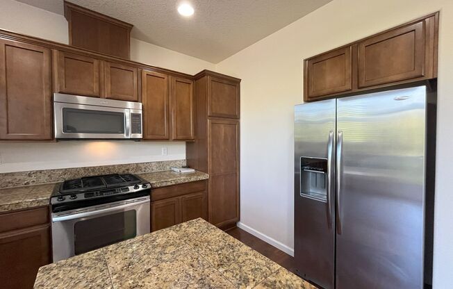 Beautiful 3 Bed, 3 Bath House in Tigard! Fenced Backyard, Large Deck and Kitchen!!