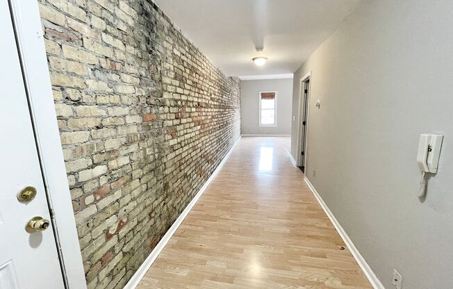 3 beds, 1 bath, $1,500, Unit 1726-02