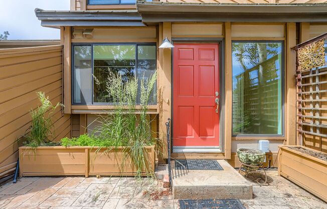Gorgeous Wonderland Hills Townhome. Private Back Deck Accesses Open Space