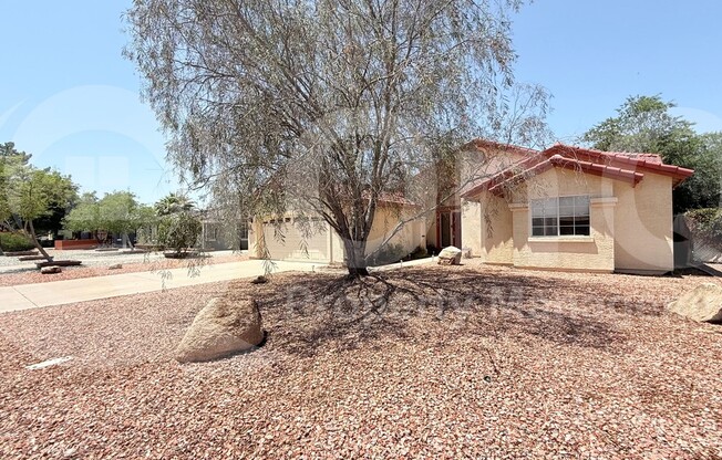 822 W EARLL DR