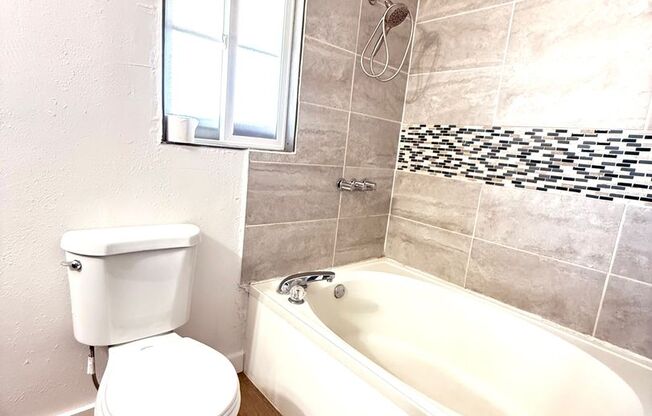 Adorable 3 bed/1.5 bath house with yard