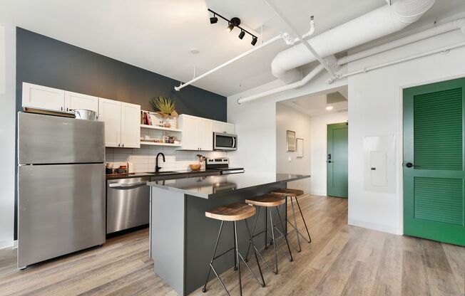 2 beds, 1 bath, 865 sqft, $2,350, Unit Unit 612