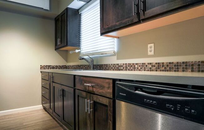 2 beds, 1 bath, 910 sqft, $1,925, Unit 16