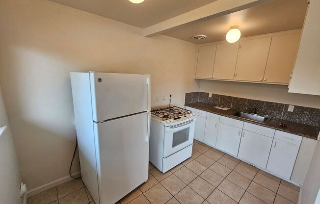 2 beds, 1 bath, $1,800, Unit 323