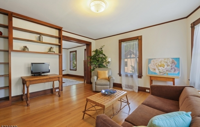 30 MIDLAND AVE