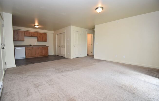 Centrally Located Second Floor 2b w/ Private Deck! Close to MSU & Downtown