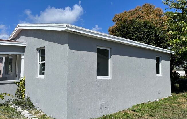 Single family for rent located in West Palm Beach. 2 BR/1B and over 900 sqft of finished space. Rapid approval. NO HOA