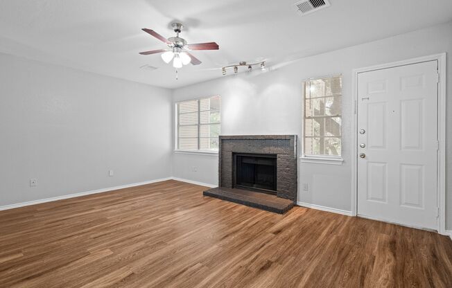 RIVER CROSSING TOWNHOME - 2BD -2.5BA - GREENBELT VIEW - WASHER/DRYER - RESERVED PARKING