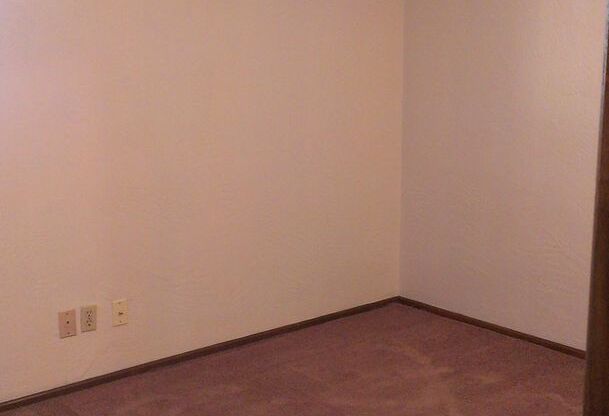 2 beds, 1 bath, 824 sqft, $1,295, Unit 61