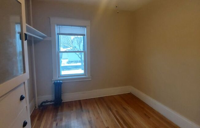 Classic Vintage apartments in Fantastic Midway location