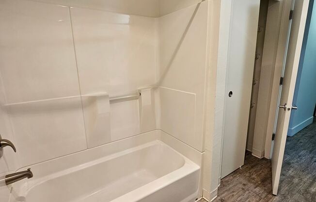 2 beds, 1 bath, 915 sqft, $1,495, Unit 32