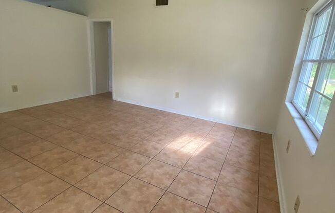 2 beds, 1 bath, $1,300