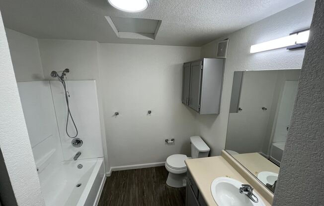 2 beds, 1 bath, 848 sqft, $1,900, Unit 2102