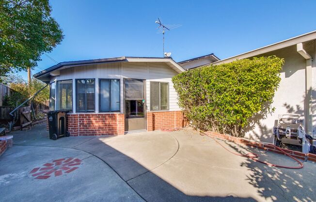 Hardwood Floors- Top Moreland SCH- SM Dogs Welcome- Close to Apple