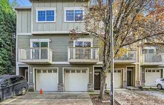 Beaverton TH. Huge 3rd bed/bonus room. Attached Garage- Close 2 Max