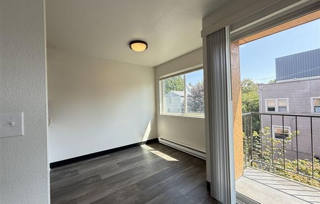 210 10th Ave E