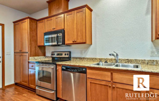 3 beds, 2.5 baths, $2,195, Unit 522