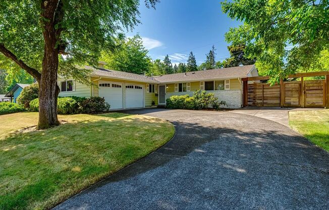 South Eugene Gem! Single-Level 3BD/2BA w/ Fireplace & Park-Like Backyard