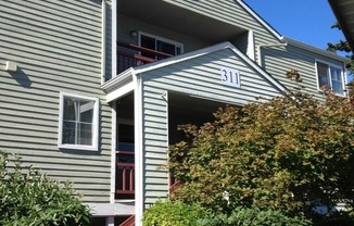 Beautiful Townhome Style Condo Harbour Pointe / Mukilteo