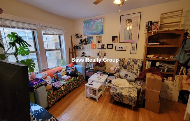 5945 N Greenview Ave