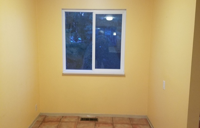 Downtown Burien duplex - main floor rambler unit - 3 bedroom 1 bath, storage & washer/dryer! Available NOW!
