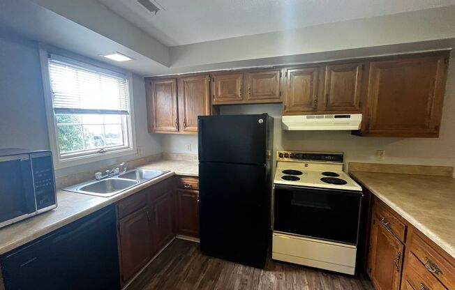 2 beds, 1.5 baths, $1,295