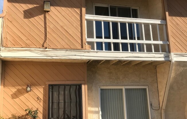3 BEDROOM TOWNHOUSE IN VICTORVILLE!