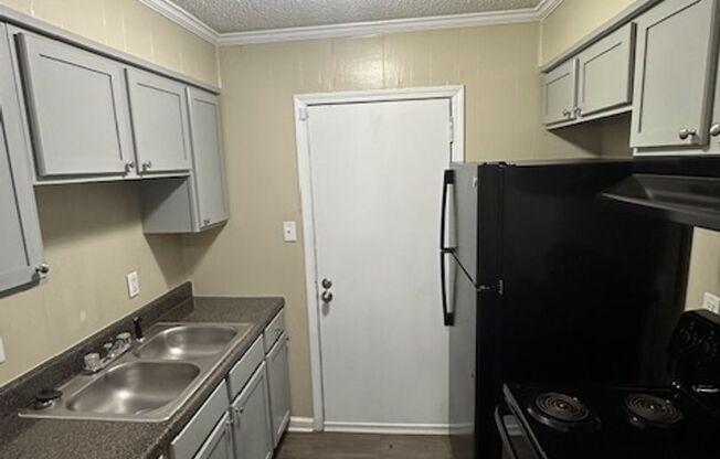 2 beds, 1 bath, 736 sqft, $850